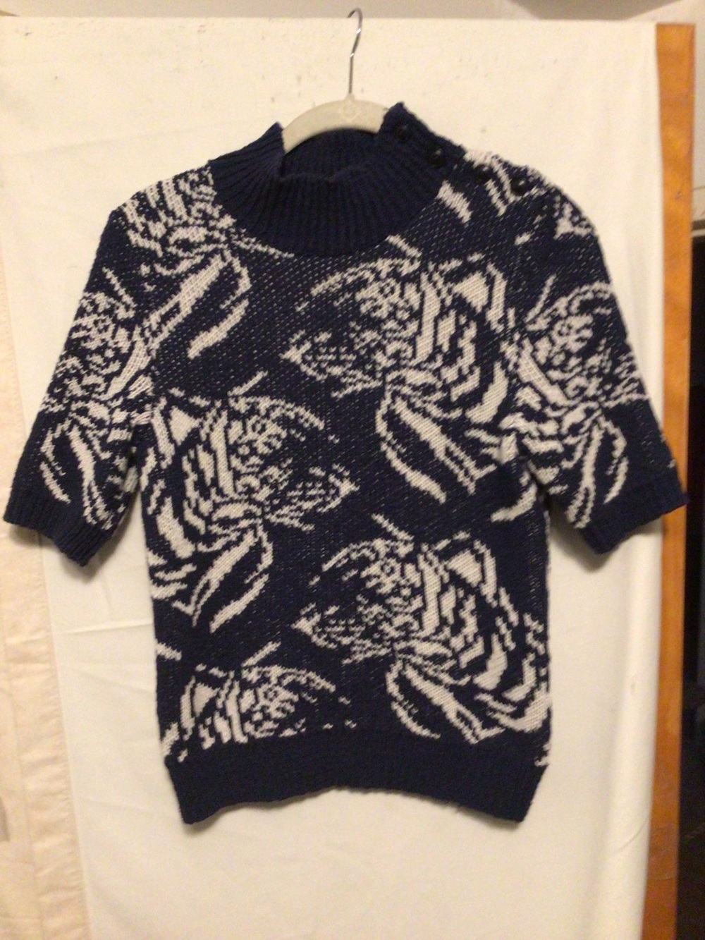 Maeve by ANTHROPOLOGIE knitted top with side shoulder button opening Sz XS